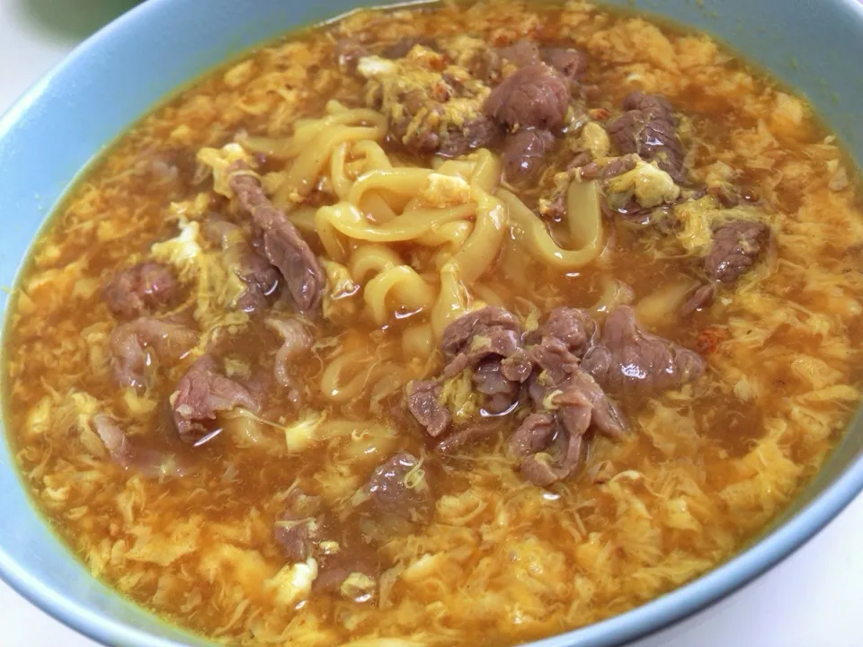 お昼は正麺カレーうどん。玉子とじにしつつ、つるとんたん的に生の牛肉にお出汁をかけて、余熱でやわらか。|たけうちさん