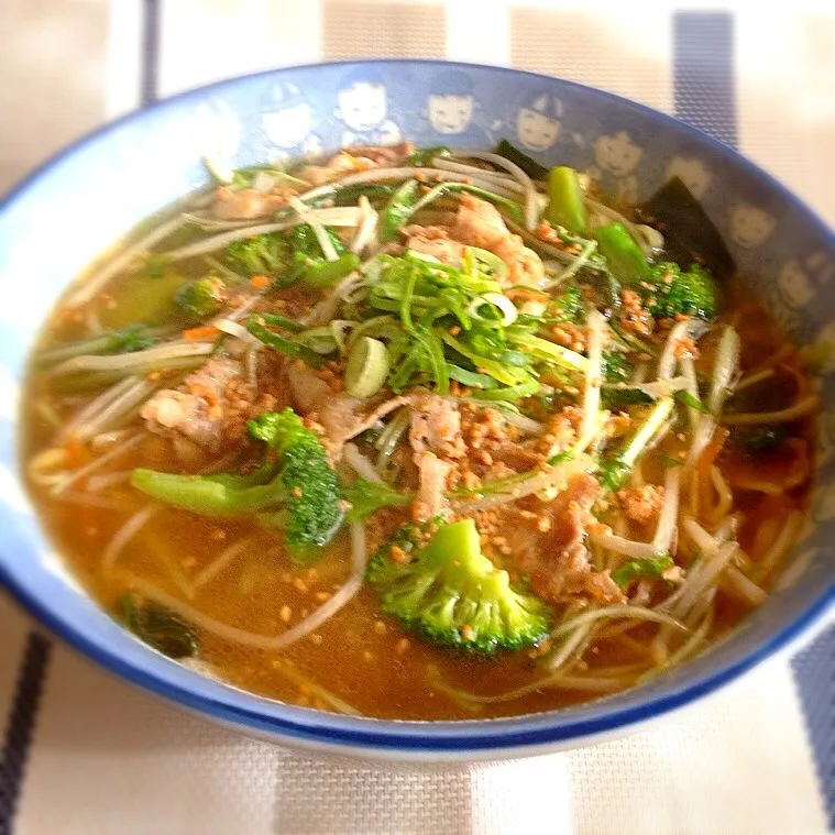 Snapdishの料理写真:マルちゃん正麺味噌味、野菜たっぷりで！！|美也子さん