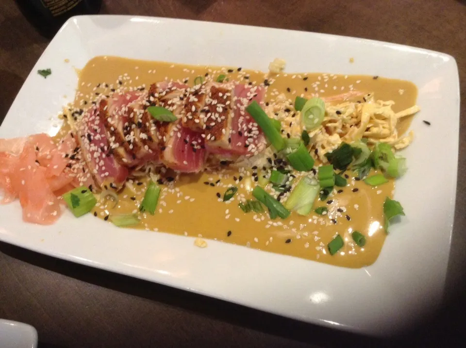 Ling & Louie's Bar and Grill Blackened Ahi Tuna with Asian slaw|ashleigh niedbalskiさん