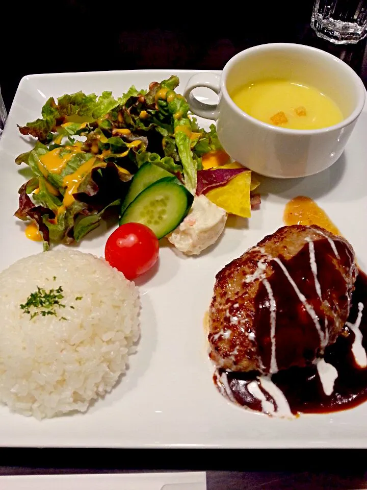 コパンのハンバーグlunch♡♡|かなぺいさん