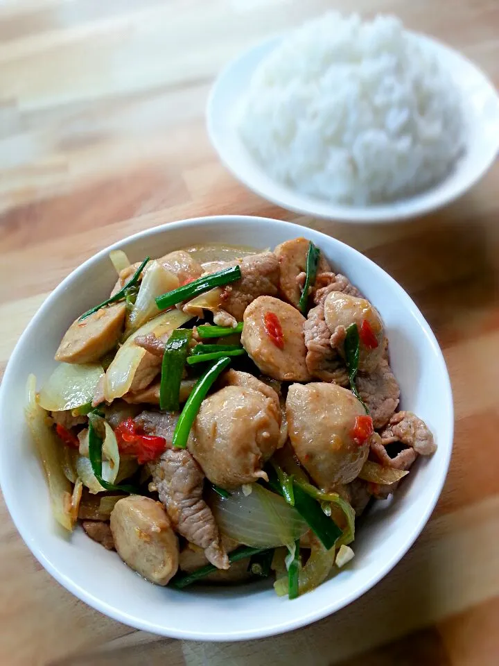 ผัดเผ็ดลูกชิ้นและข้าวสวย
Meat ball stir fried with rice|ครัวอิอ้วน... Chubby Cookさん