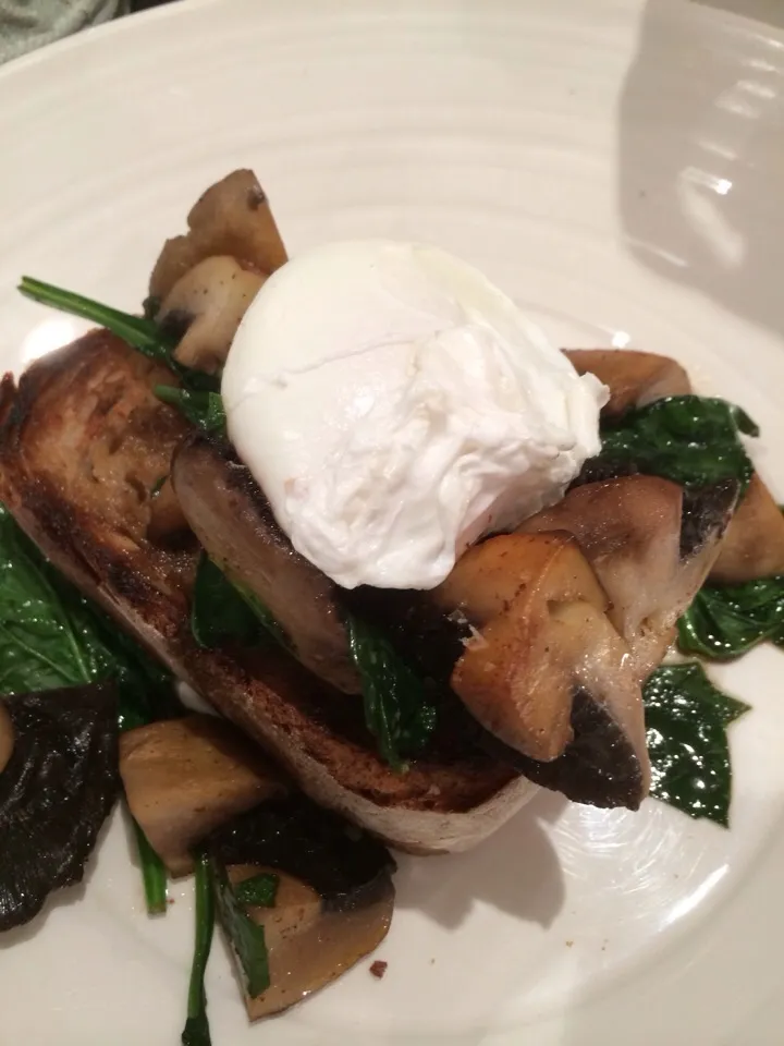 Field mushrooms on ciabatta toast with poached egg and spinach|Yoshiさん