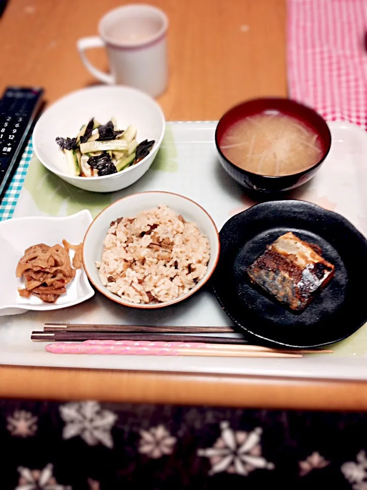 こたつでチョコばっかり食べてる旦那さんに、プレッシャーの粗食定食(￣▽￣)塩分過多でご飯おかわりorz|じょじょっきぃさん