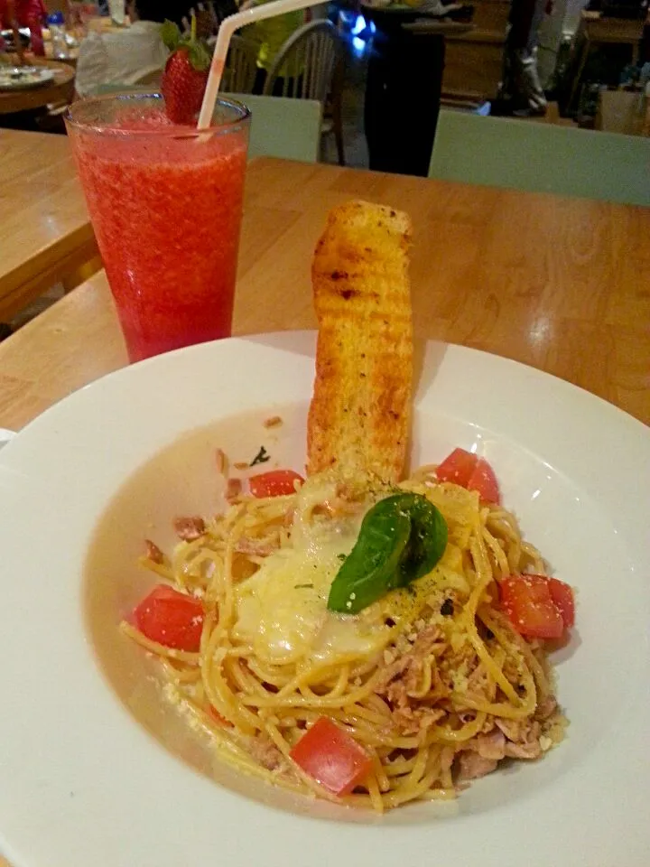 baked pasta and fresh strawberry juice|vitantriさん