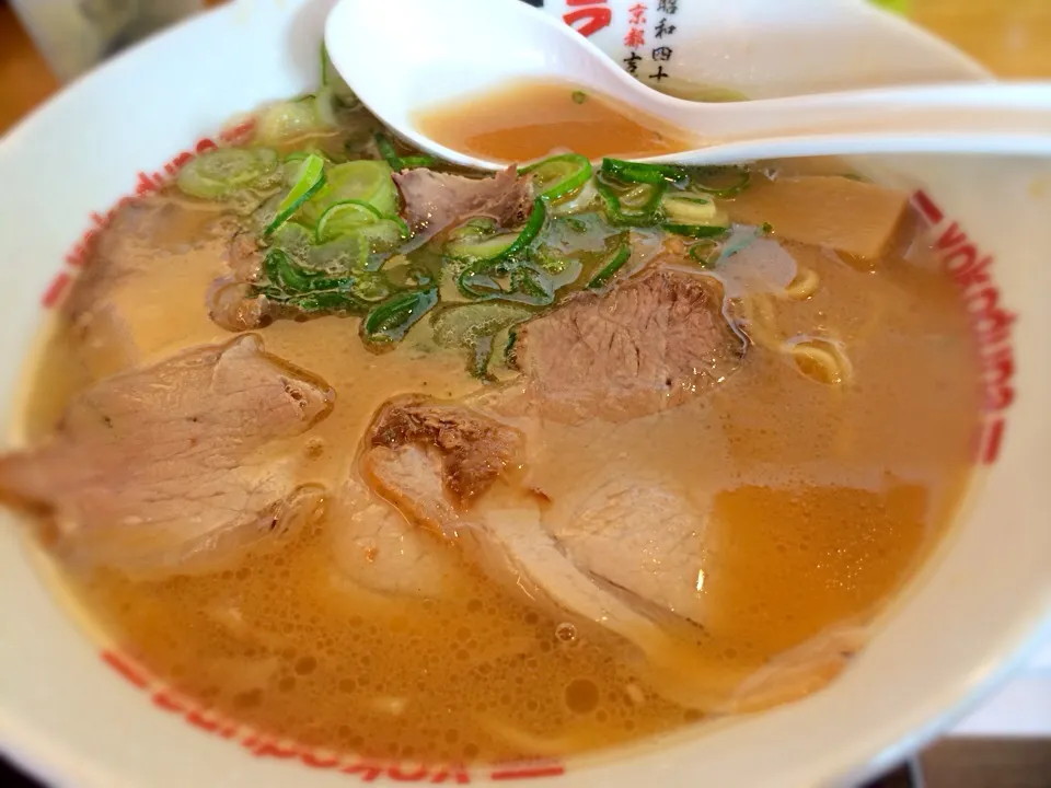 【本日のランチ】横綱の醤油豚骨ラーメン。チェーン店なのに(ﾟдﾟ)ｳﾏｰ|JTKさん