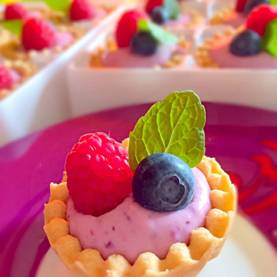 Snapdishの料理写真:Torta mouse frutas vermelhas - ミックスベリー ムース のタルト|Hérica Yamasumiさん