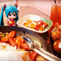 Snapdishの料理写真:tomyam rice with takoyaki. free drinks|Yeong Pei Yeeさん