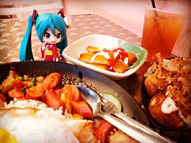 Snapdishの料理写真:tomyam rice with takoyaki. free drinks|Yeong Pei Yeeさん