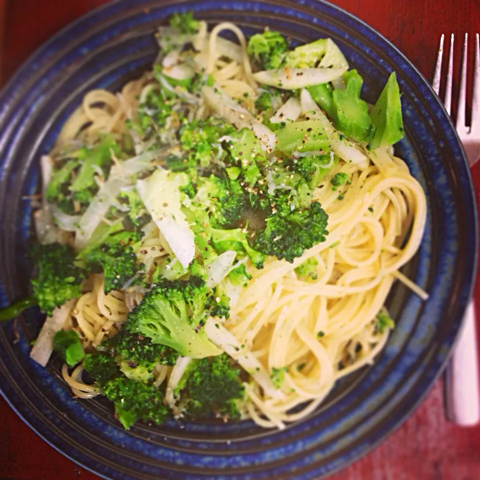 Snapdishの料理写真:Fedelini bianco,broccoli and baby sardines.ブロッコリーとちりめんじゃこのフェデリーニ、白いの。|kctreeさん