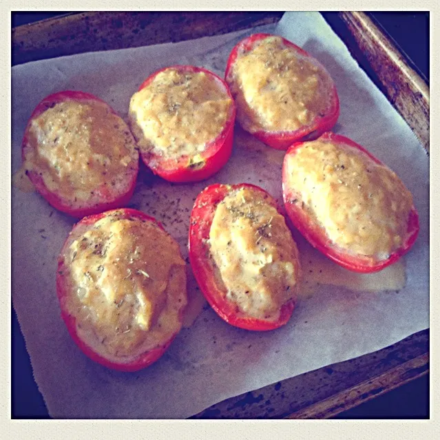 Baked Tomatoes stuffed with chicken and cheese|moonbunnyさん