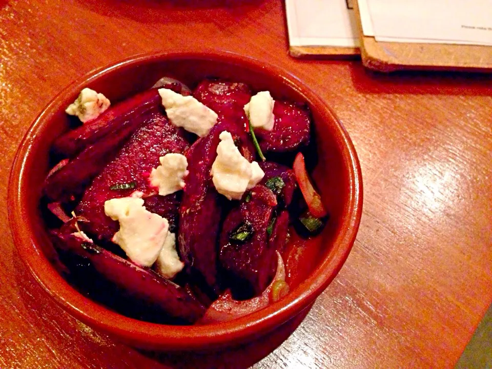 Roasted beet root with feta cheese , honey and shallots|sgさん