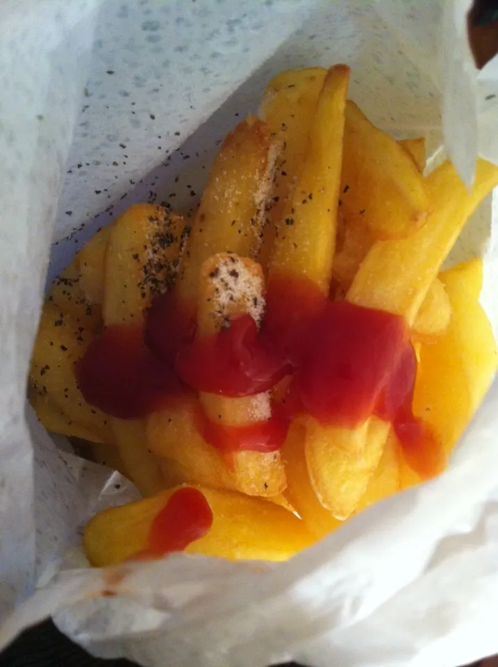 Bag of chips in Horsted Keynes train station|Nick Hiderさん