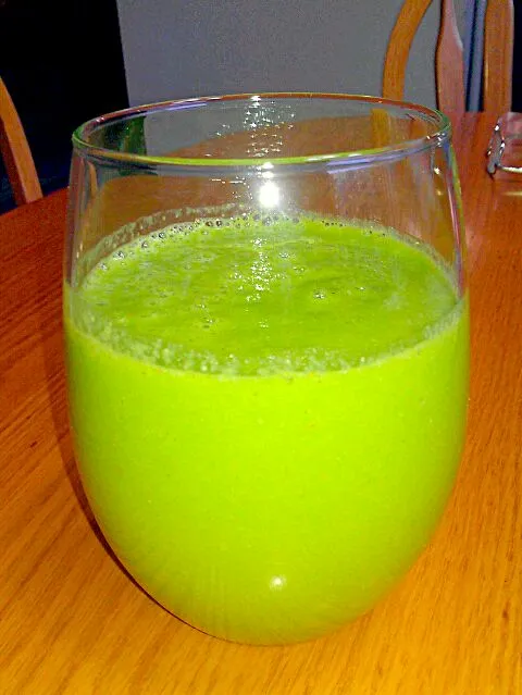 The Mean Green drink: spinach, celery, orange, apple, almonds banana, cucumber, honey & lemon juice.|Jiraphon Gさん