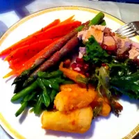 Turkey, prosciutto wrapped asparagus, potatoes, maple glazed carrots and a salad with bacon, pomegranates and hazelnuts|Nikola McCarthyさん