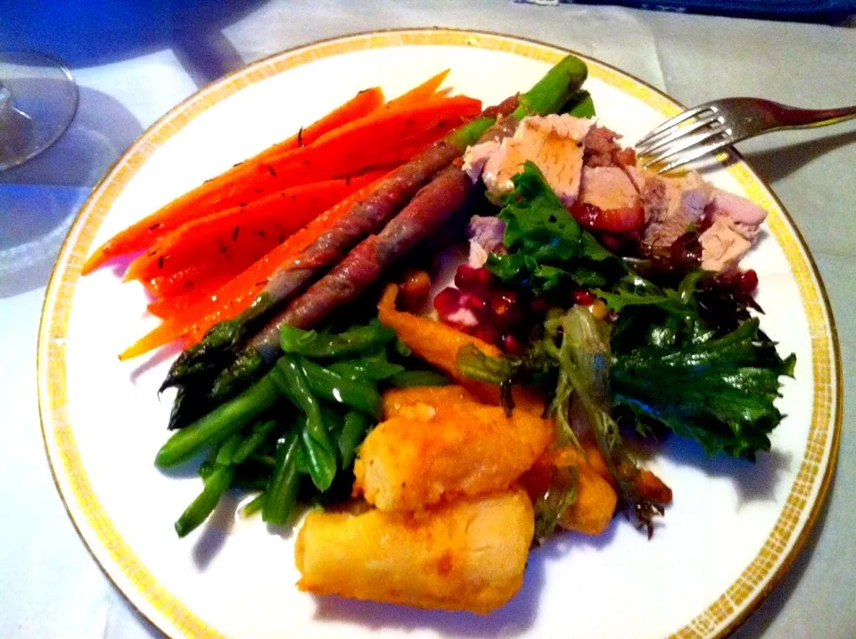 Turkey, prosciutto wrapped asparagus, potatoes, maple glazed carrots and a salad with bacon, pomegranates and hazelnuts|Nikola McCarthyさん