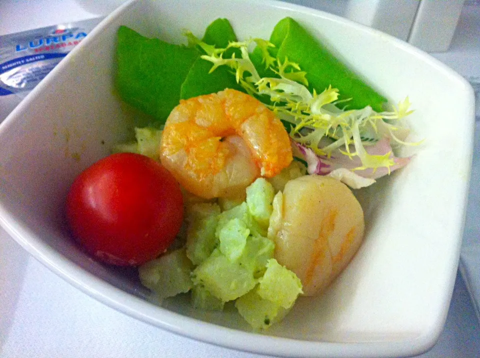 Grilled scallop & prawn with pesto potato salad|skyblueさん