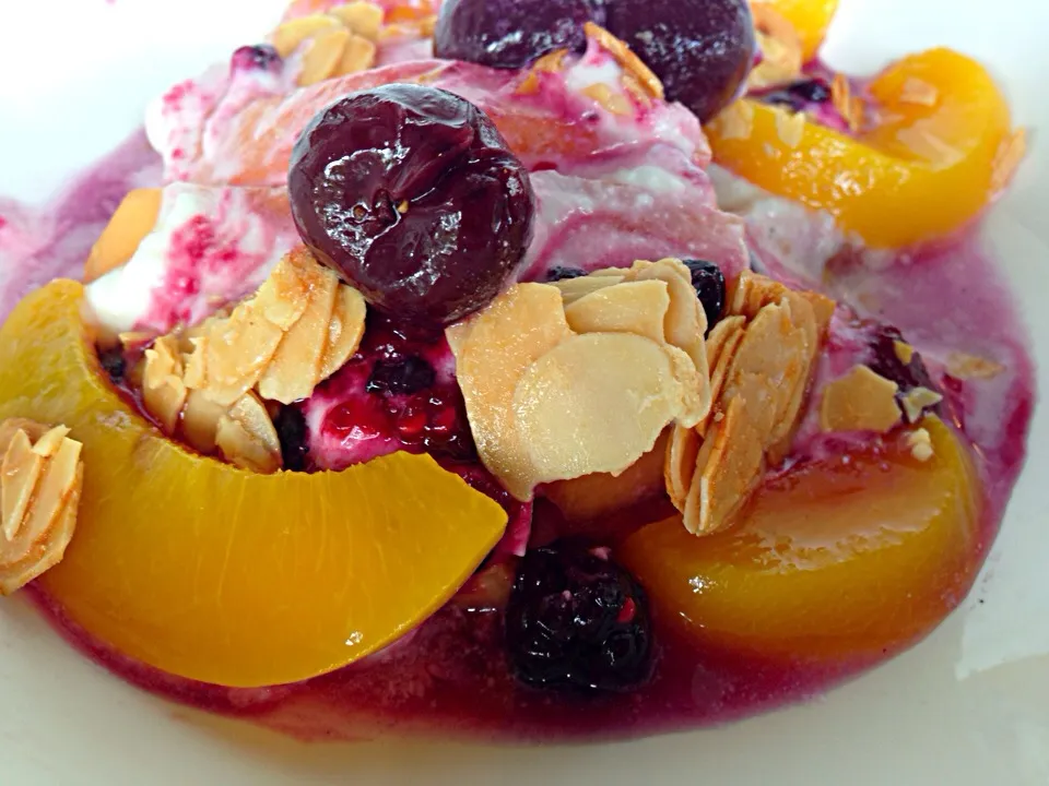 Organic yoghurt with almond flakes and berries compote|sgさん