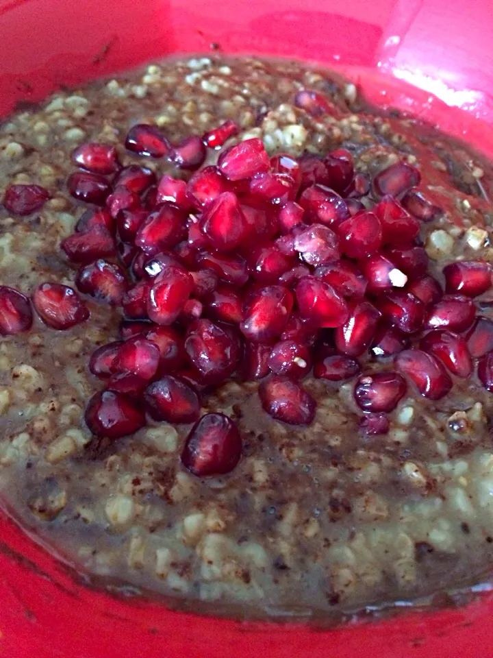 Slow cooked oatmeal with gula Melaka and cocoa, topped with pomegranate|Ong Sor Fernさん