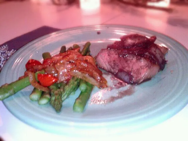 Snapdishの料理写真:ny strip and asparagus|ryan goldenさん