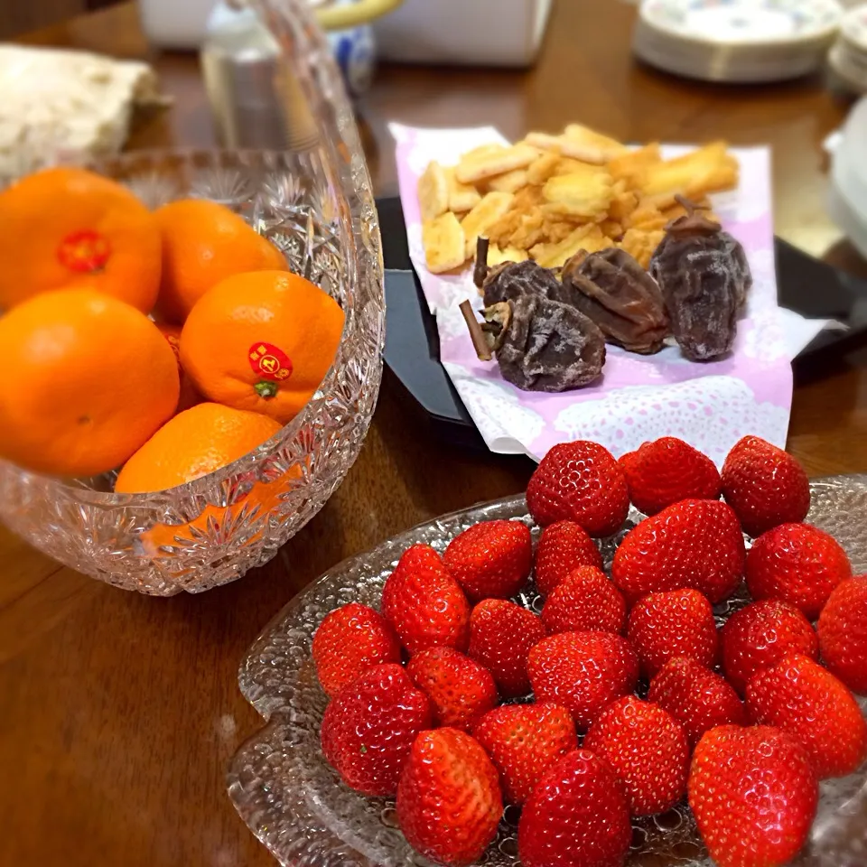 苺・蜜柑・干し柿・おかき Strawberries, Mandarin oranges, dried persimmons and rice crackers|Junya Tanakaさん