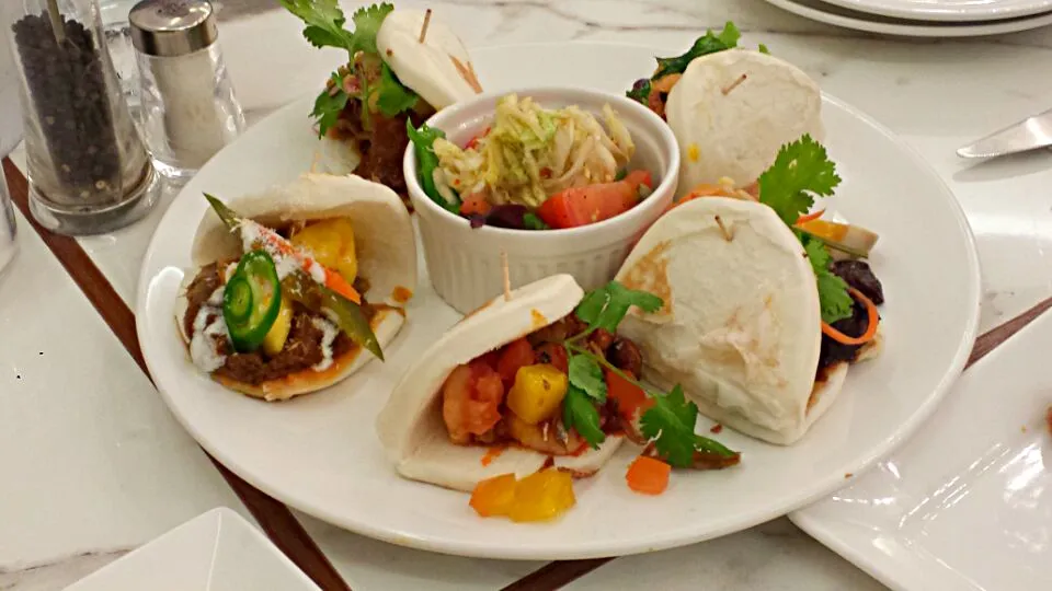 Sample platter of lightly toasted steamed buns with: Spicy Braised Pork Belly, Salted Egg & Curry Leaf Prawn, Sambal Prawn & Spicy Ikan Bilis, Satay Chicken & P|genさん