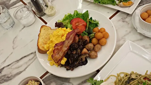 Snapdishの料理写真:All Day Breakfast: Scrambled Eggs, Bacon,  Butter Toast,  Hash Browns, Tomato Salad,  Chicken Sausage,  Garlic Mushrooms|genさん