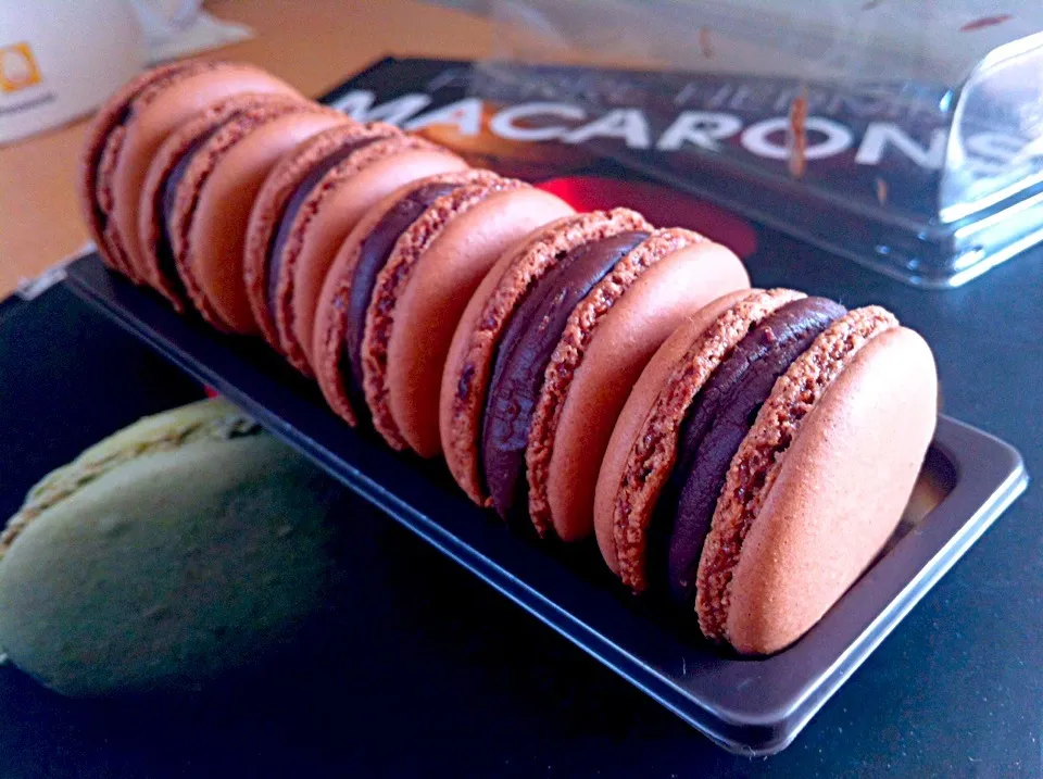 Dark chocolate macaron|Nick Ekasinghさん