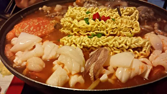 Spicy Seafood Steamboat. Consist of 1 whole crab, clams, squids, Korean cakes, radish, carrots, prawns, instant noodles and mushrooms.|genさん