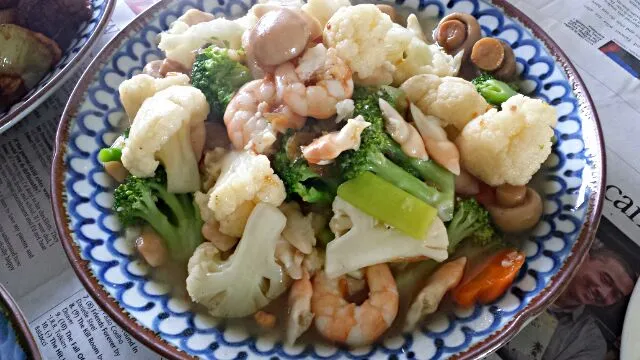 stir fry broccoli and cauliflower with button mushroom and prawns|genさん