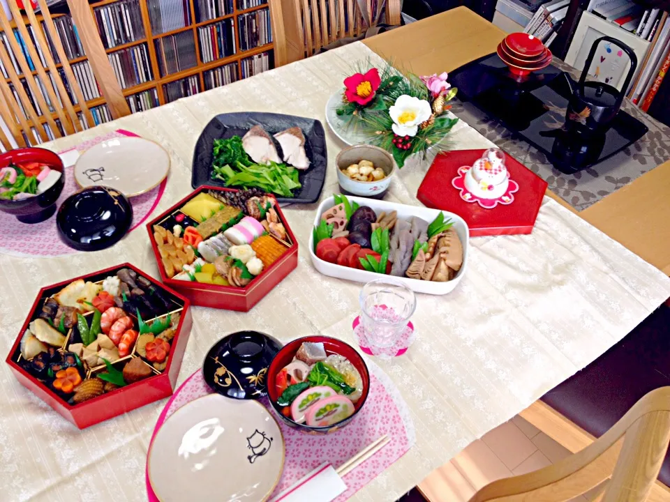 おせち(既製品)、お雑煮、野菜の炊き合わせ、ブリとかつお菜の塩煮、百合根のわさび和え|ねむねこさん