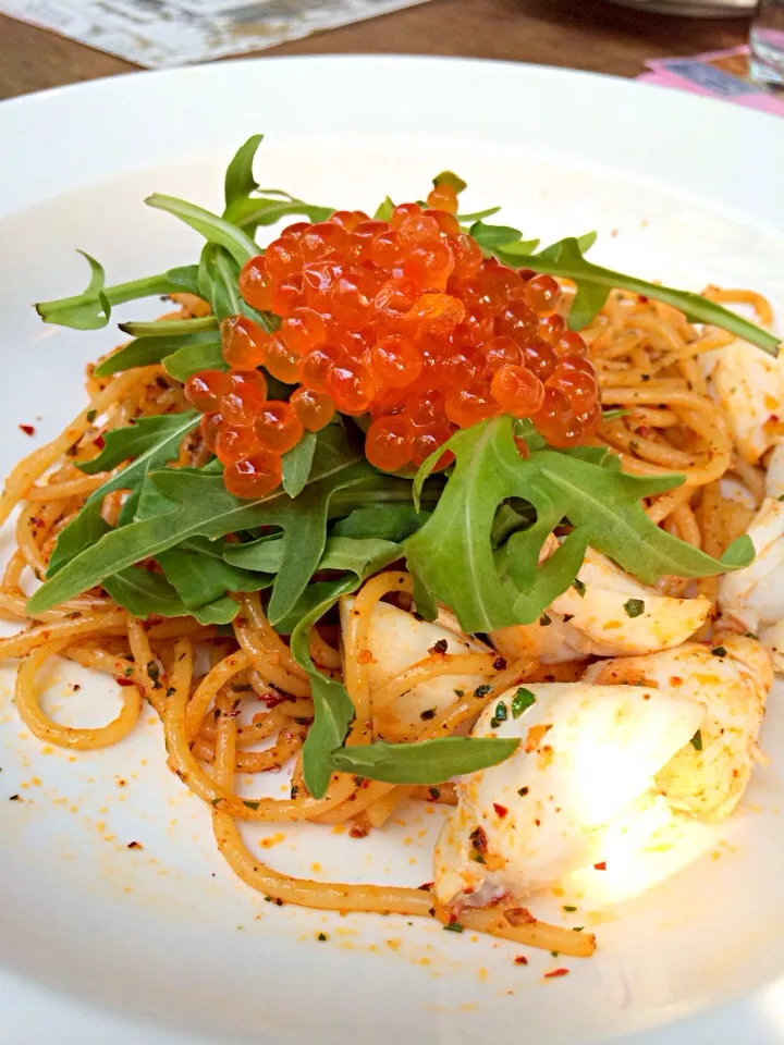 spicy crab pasta topped with salmon roe and wild basil|k panさん