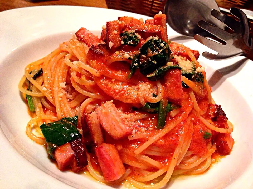 大晦日に食べたベーコンとホウレン草のトマトソースパスタ|shikaさん