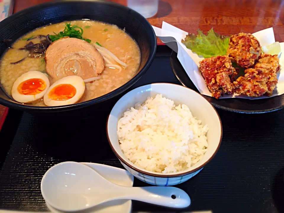 Snapdishの料理写真:百饅馬力の醤油とんこつラーメン。(唐揚げセット)|takuさん