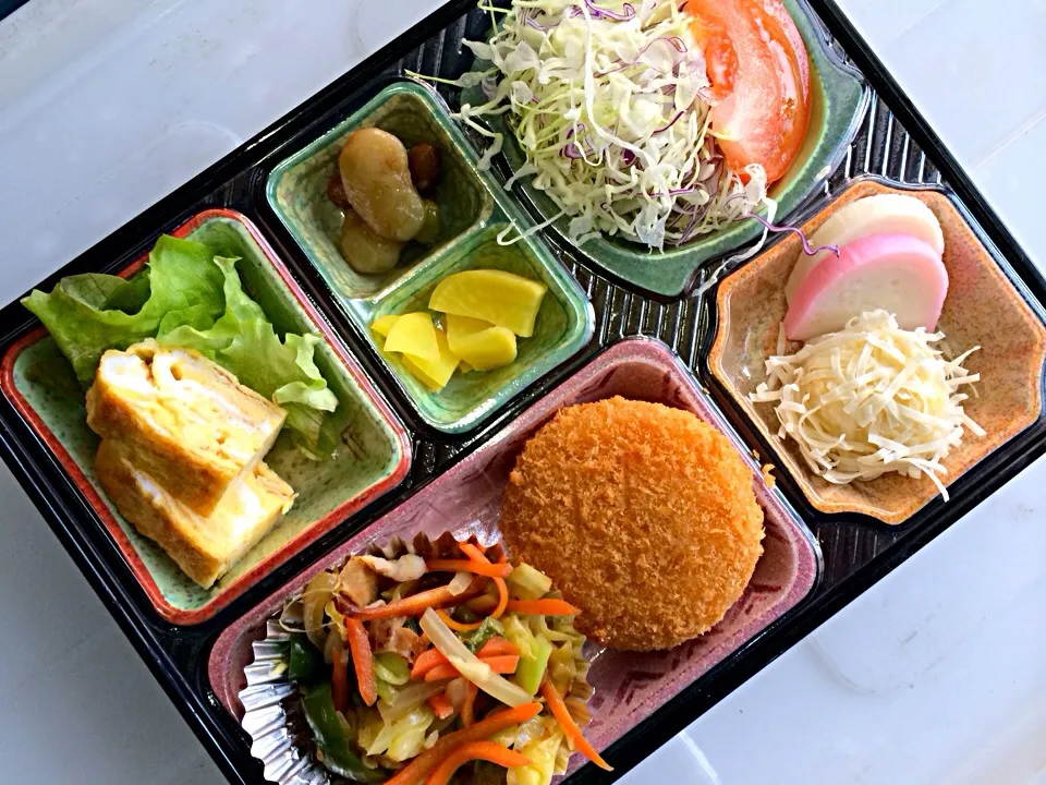 Snapdishの料理写真:日替わり弁当 謹賀新年今年もよろしくお願いします。 豊川市のお弁当屋さんです。|Naokazu Kuritaさん