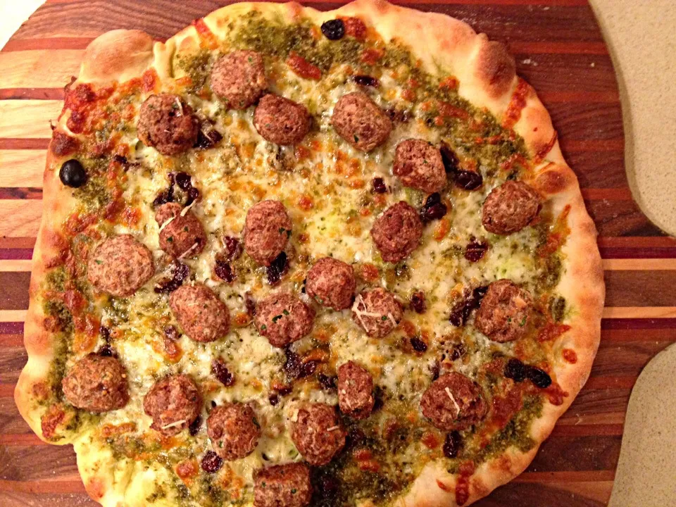 pizza with vege meatballs, raisins & pesto|Matthew Cashenさん