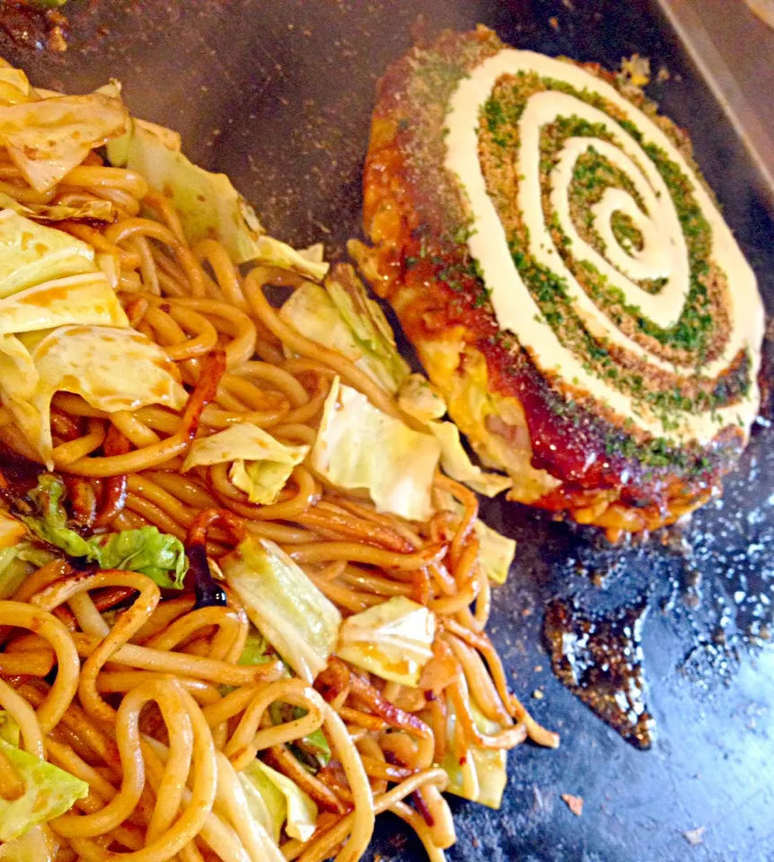 ミックス焼きそばとシーフードお好み焼き♡|知帆さん