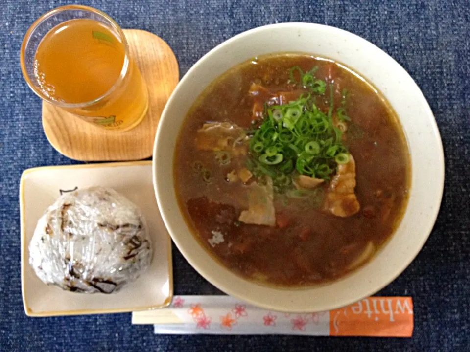 Snapdishの料理写真:カレーうどん&おにぎり|ばーさんさん