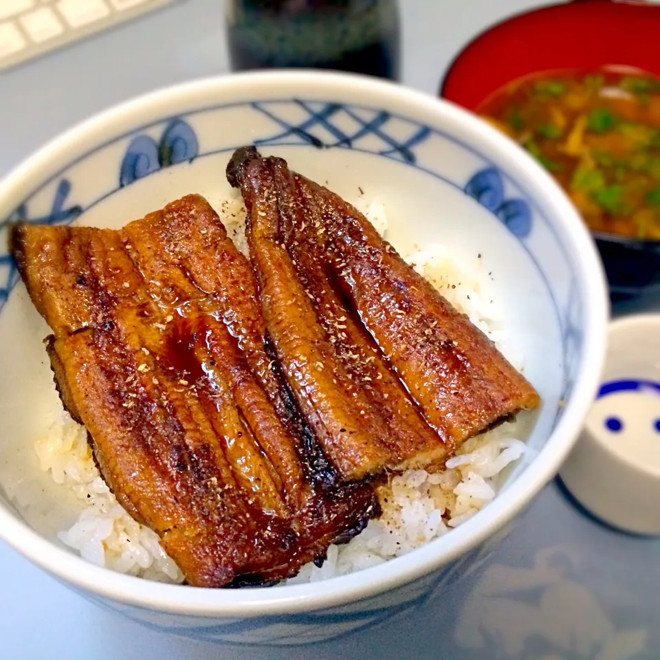 Snapdishの料理写真:宮崎産うなぎの鰻丼でスタート|uchikawa hiroshiさん