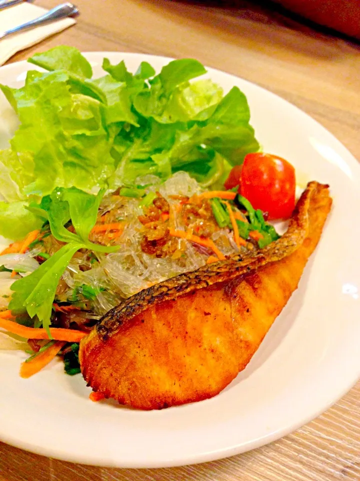 Snapdishの料理写真:Fried salmon with spicy grass jelly and veggies|PhUnGさん