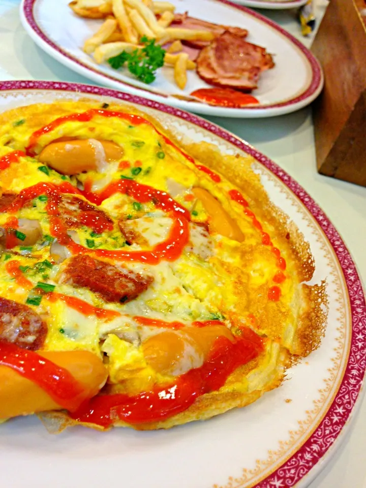 Sausage and cheesy omellete  pizza|PhUnGさん