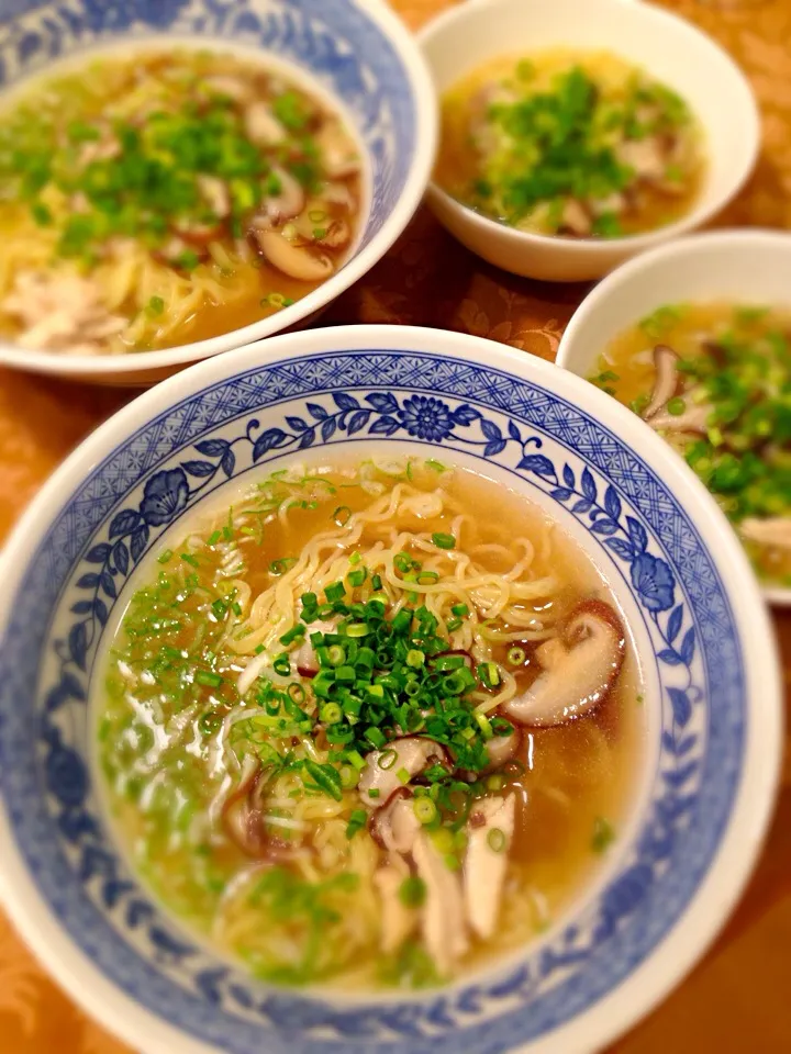 Snapdishの料理写真:シメは鶏ガラを生姜＆クズ野菜で煮込んだスープのラーメン。まだまだ飲みますが☆|honeyhunterさん