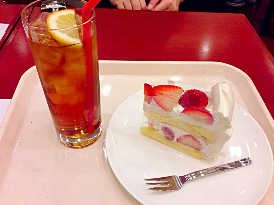 ショートケーキとピーチティー♡|こがしさん