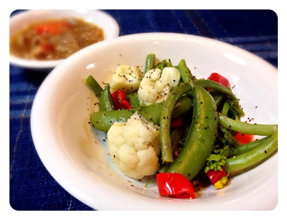 STAUB第二弾は、野菜の塩蒸し。インゲン、スナックエンドウ、人参など。野菜の旨味がぎっしり。|小川真一さん