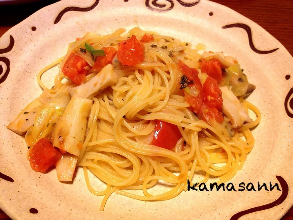 お節に飽きたらコレかな？（笑）エリンギ、白ネギ、フレッシュトマトのパスタ🍝|かまさん