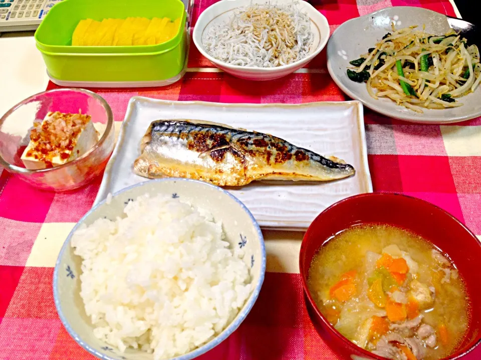 鯖の塩焼き・豚汁・冷奴・しらすおろし・もやしいため・たくあん|ひかるんさん