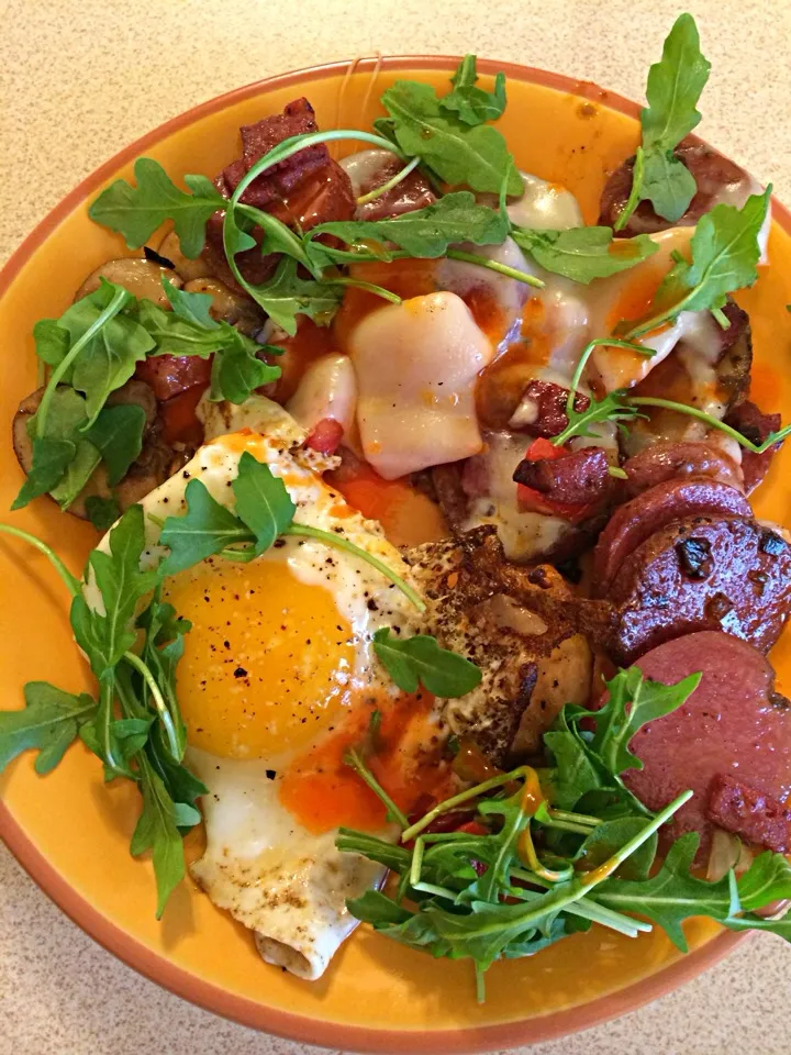 Organic egg with purple potato hash. With venison bacon, mushroom, onion and tomatoes.|amyさん