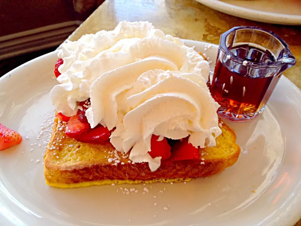 Snapdishの料理写真:Cream cheese filled strawberry french toast...💕|Yuka Tukaさん