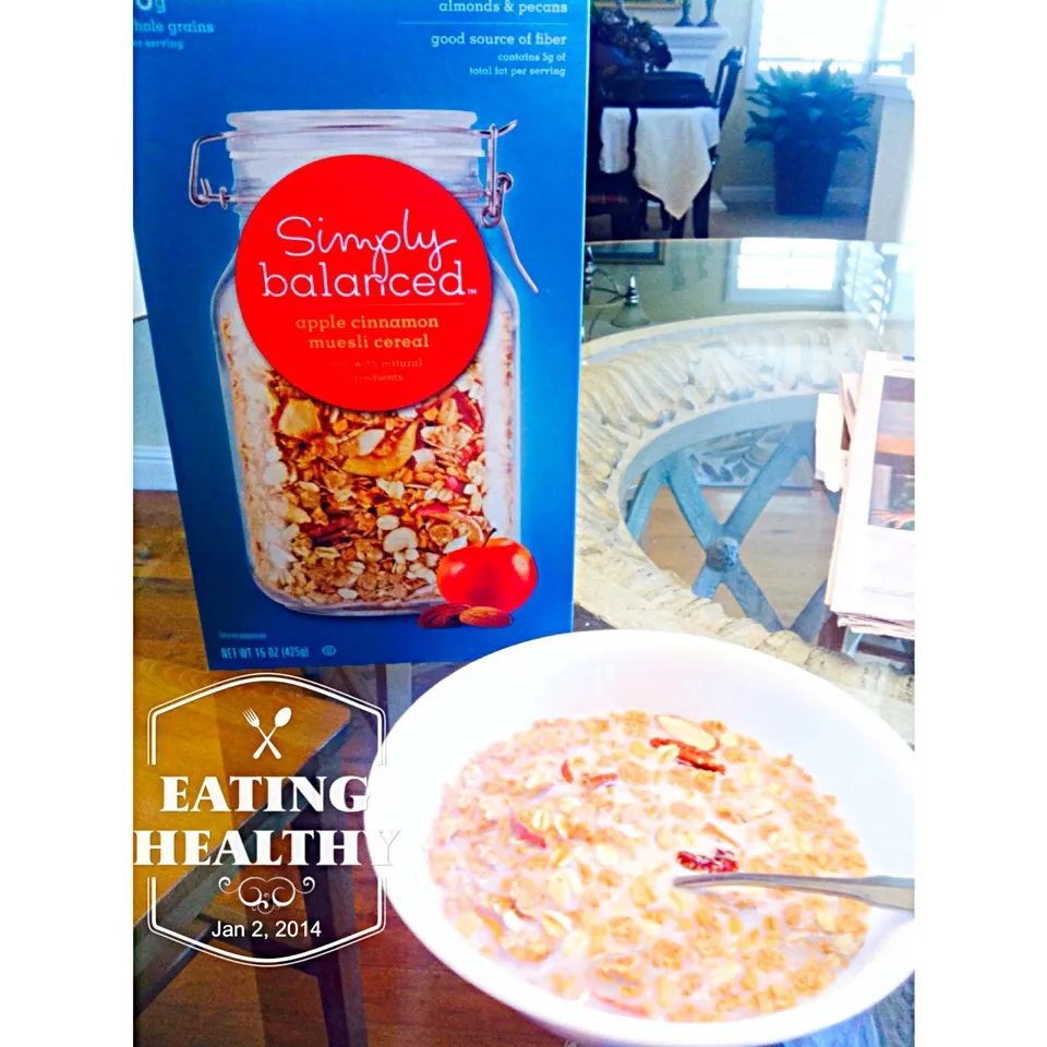 Apple cinnamon muesli cereal|Whitney Kinnisonさん