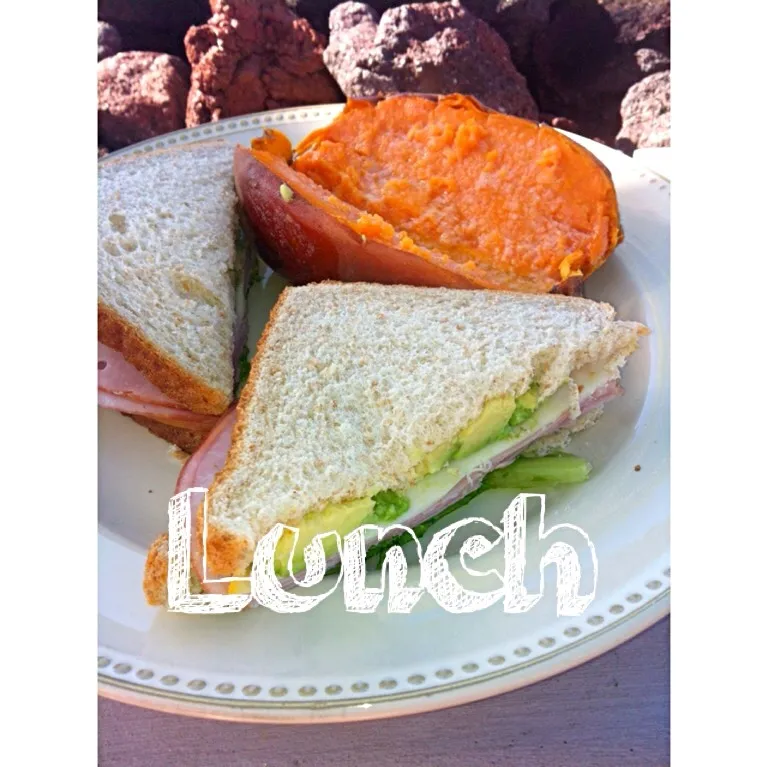 ham, cheese, and avocado sandwich with a sweet potato|Whitney Kinnisonさん