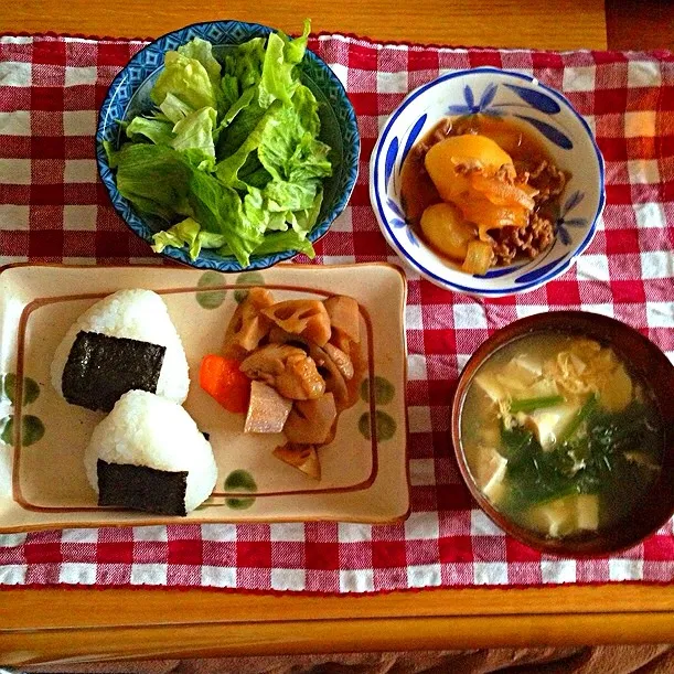 塩むすび、豆腐とほうれん草のすまし汁、筑前煮、肉じゃが、サラダ|ピンコさん